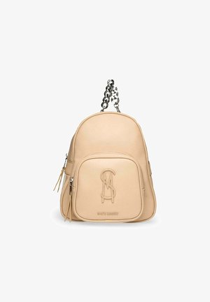 Beige læderrygsæk med frontlomme, præget logo og håndtag af sølvkæde. Lynlås med matchende beige læderkvaster.