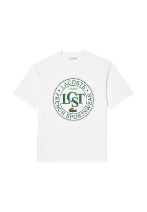 Camiseta blanca de algodón con un logo redondo verde que incluye el texto "LACOSTE PARIS FRENCH SPORTSWEAR" y un diseño de acento de cocodrilo.