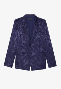 Navy satin puku dengan pola bunga bertekstur, kerah berbentuk notched, penutupan dengan satu kancing, dan dua saku depan.