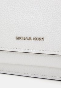 MICHAEL Michael Kors CLAIRE XBODY - Borsa a tracolla - optic white