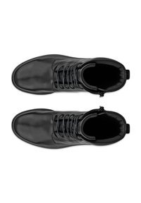 Botas de tobillo de piel negra con puntera redonda, diseño de cordones, interior texturado y cierre de cremallera en el lateral. Superficie suave y brillo sutil.