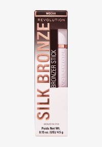 Bronzer-Stick in Mocha, verpackt in einer eleganten Box mit roségoldenen Akzenten. Texturiertes Design in Weiß und Schwarz mit hervorgehobenen Produktdetails.