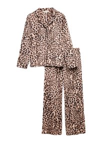 Pajama set s leopardím potiskem v béžové a černé barvě, vyrobené z měkké tkaniny, s dlouhým rukávem, knoflíkovou košilí a odpovídajícími kalhotami.