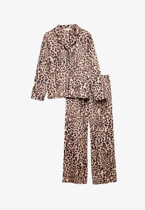 Beige en zwarte pyjama set met luipaardprint, gemaakt van zachte stof, met een langemouwen knopenblouse en bijpassende broek.