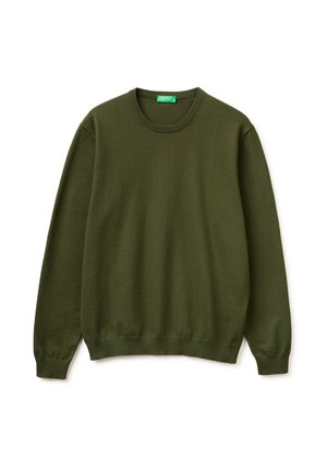 Maglione verde oliva a maniche lunghe con scollo a girocollo, polsini e orlo a coste, disteso su uno sfondo bianco.