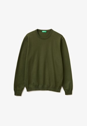 Oliwkowo zielony sweter z długim rękawem i okrągłym dekoltem, z prążkowanymi mankietami i dołem, rozłożony na płasko na białym tle.