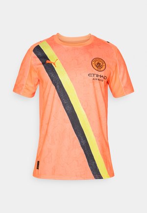 Kurze Ärmel, orange Sportshirt mit einem schwarzen und gelben diagonalen Streifen, mit Rundhalsausschnitt, Team-Logo und Sponsor-Branding.