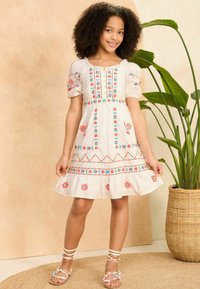 Love & Roses CONTRAST EMBROIDERY SMOCK  REGULAR FIT - Denné šaty - white