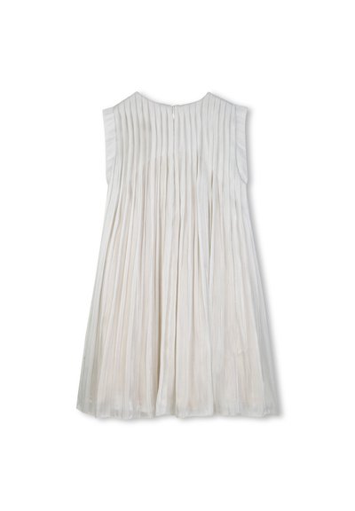Πλισέ φόρεμα σε ανοιχτό κρεμ ύφασμα, σχεδιασμένο χωρίς μανίκια, με στρογγυλή λαιμόκοψη, με φερμουάρ στο πίσω μέρος, χαρακτηριστικό κάθετη υφή και ρέουσα σιλουέτα.