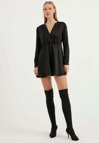 Herita V-neck Satin Dress - Freizeitkleid - black