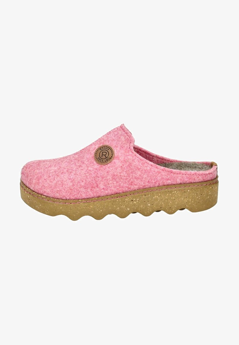 Zuecos de fieltro rosa con punta redondeada, suela tipo corcho y parte superior texturizada. Presentan un acento de logo redondo en el costado exterior.