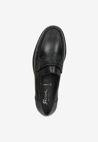 Zwarte leren instapschoen met een gladde afwerking, gestikte details en een licht verhoogd accent op de voorkant. Het interieur bevat het merlogo.