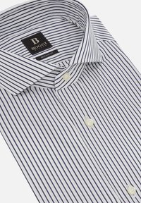 Weißes Hemd mit schmalen navyblauen vertikalen Streifen. Verfügt über einen klassischen Kragen, einen Regular Fit und perlenartige Knöpfe. Markenlabel sichtbar.