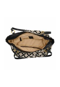 Bolso de mano negro y beis con un exterior texturizado y un patrón geométrico, correas de cuero y un interior de tela beige con bolsillos.