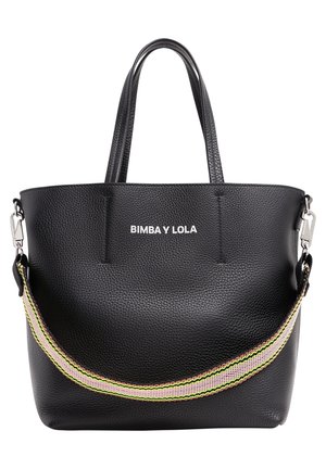 Czarna torebka typu tote z teksturowanej skóry z dwoma uchwytami, odpinanym paskiem na ramię w paski oraz logo "BIMBA Y LOLA" na środku przodu.