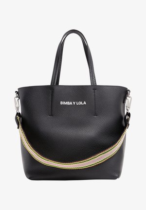 Czarna torebka typu tote z teksturowanej skóry z dwoma uchwytami, odpinanym paskiem na ramię w paski oraz logo "BIMBA Y LOLA" na środku przodu.