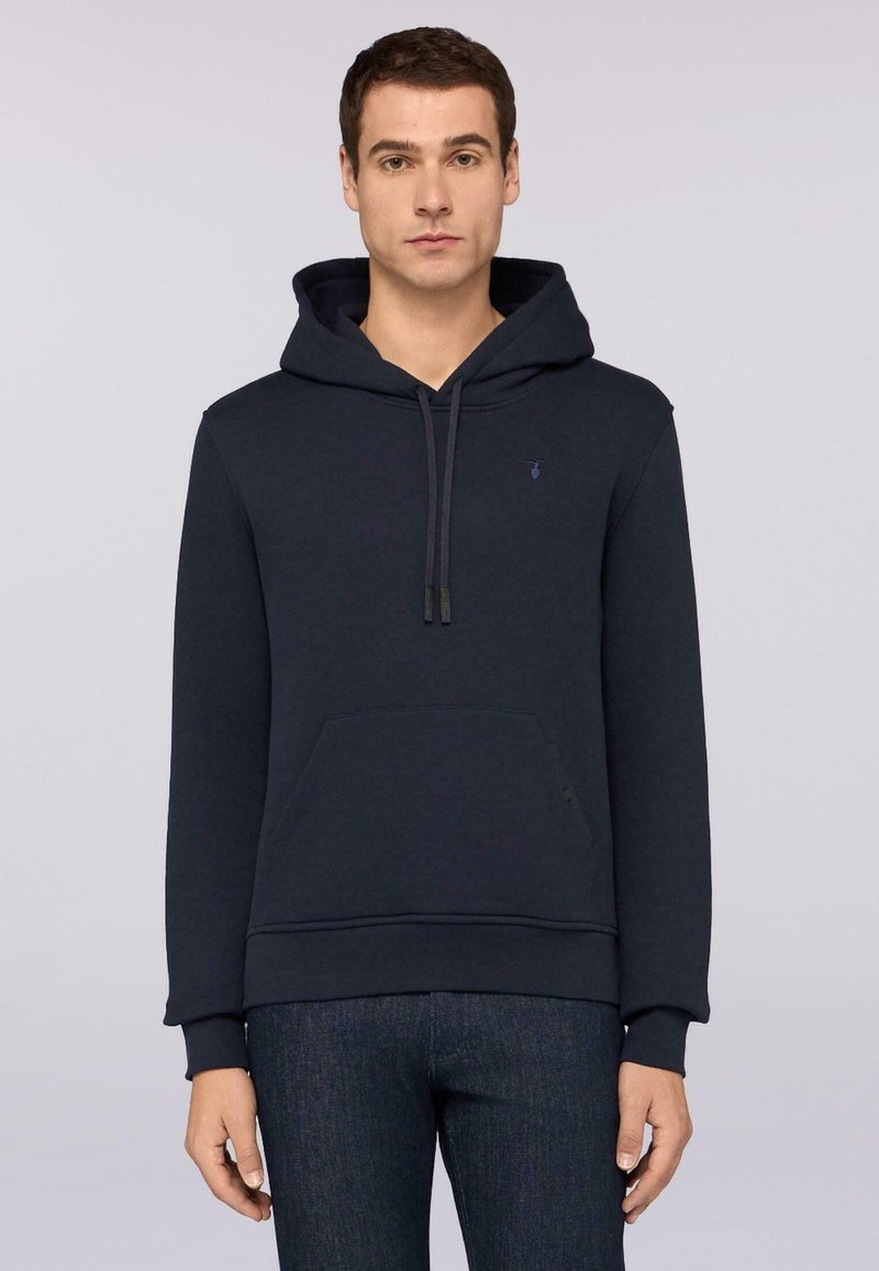 Marinblå hoodie i bomullsblandning, med en framficka, dragsko i huvan och broderad logotyp. Mjuk textur och ribbade ärmslut.