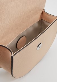 Coccinelle Ledvinka - nude