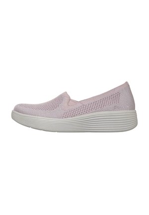 Zapatilla deportiva tipo slip-on de color rosa claro con parte superior de punto transpirable y suela blanca gruesa y texturizada, diseñada para comodidad casual y fácil uso.
