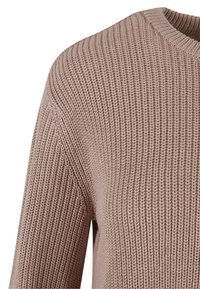 Strikkegenser i myk, dempet rosa. Har rund halslinning og ribbestruktur. Ermdetaljen viser en avslappet passform og fin søm.