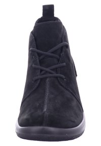 Stivale ankle in suede nero con punta tonda, lacci anteriori, linguetta sul tallone e suola in gomma piatta. Texture liscia, design minimalista.