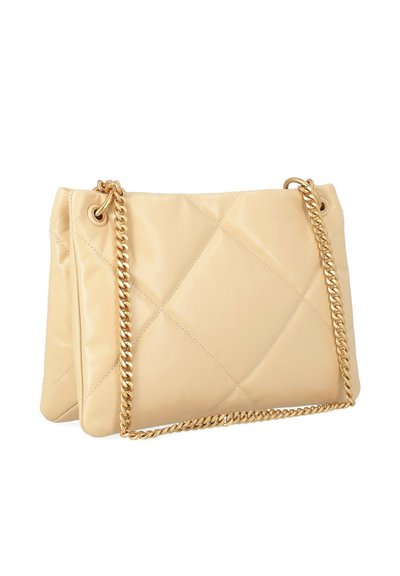 Borsa a tracolla in pelle beige trapuntata con catena dorata, mostrata su uno sfondo bianco.