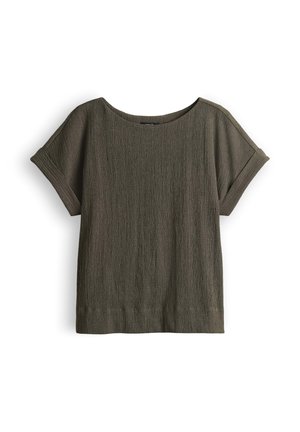 Kortemouwige, donkergroene gestructureerde blouse met omgeslagen mouwen en ronde hals, plat gelegd op een witte achtergrond.