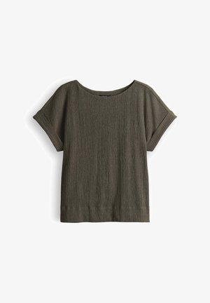 Kortemouwige, donkergroene gestructureerde blouse met omgeslagen mouwen en ronde hals, plat gelegd op een witte achtergrond.