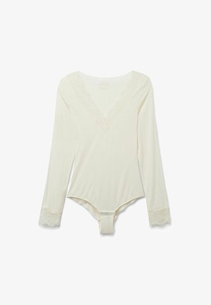 Kremowy bodysuit z długim rękawem wykonany z miękkiego materiału, z dekoltem w kształcie litery V ozdobionym koronką, koronkowymi akcentami na mankietach oraz zapięciem na napy u dołu.