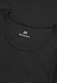 Top senza maniche nero a coste con scollatura rotonda, etichettato "Matinique" sul colletto interno.