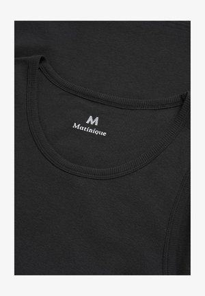 Zwarte geribbelde mouwloze top met ronde halslijn, gelabeld "Matinique" op de binnenkraag.