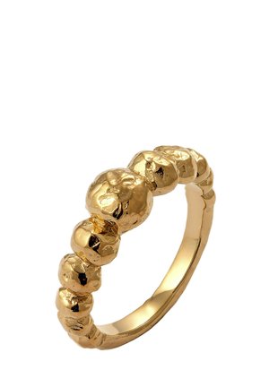 Zlati prstan z zaobljenim, teksturiranim dizajnom, ki ima obroče z različnimi sferičnimi oblikami ob pasu, polirani zaključek in gladko notranjo površino.