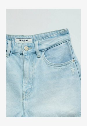 Vaqueros de mezclilla azul claro con cierre frontal de botones, trabillas para cinturón, bolsillo delantero derecho con leve desgaste y etiqueta de la marca "Salsa Jeans True" en la cintura interior.