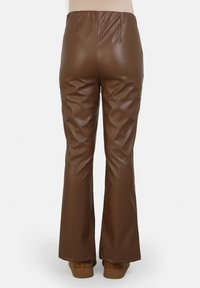 Bruine faux leren flared broek met een gladde textuur, elastische tailleband en subtiele plooien, geplaatst tegen een witte achtergrond.