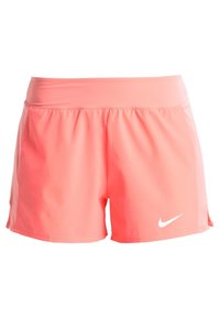 Pantalones cortos deportivos Nike, color coral brillante, cinturilla elástica, material ligero, aberturas laterales, logo blanco en el dobladillo izquierdo.