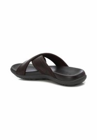 Sandalias de slide sintéticas marrones con dos correas cruzadas, una plantilla acolchada y una suela texturizada para mayor agarre. Diseño de perfil bajo.