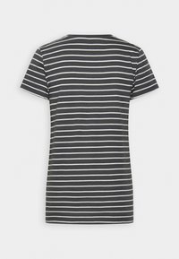 Camiseta a rayas de manga corta, con tela gris oscuro y rayas horizontales blancas. Cuello redondo clásico y ajuste regular.