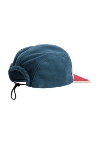 Fleece cap in dark blue, featuring a curved red brim and adjustable back with a black elastic strap. Smooth texture and casual design.