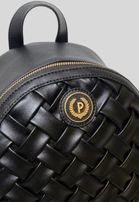 Zaino in pelle intrecciata nera con forma arrotondata, zip dorata e logo circolare con una "P" e design di alloro.