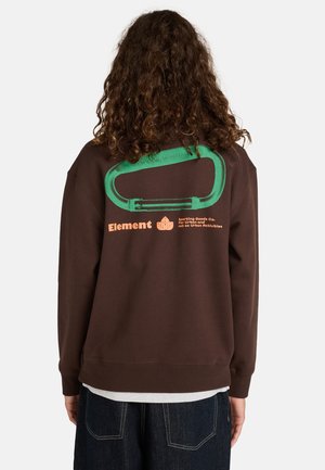 Sudadera marrón con un gráfico de un mosquetón verde en la parte posterior, que presenta el texto "Element" y un corte relajado. Tejido suave con puños acanalados.