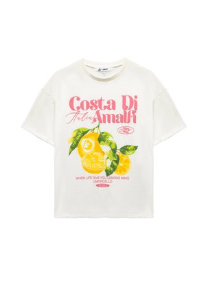 Hvid bomulds t-shirt med oversized pasform, med et grafisk tryk af citroner og tekst i pink og grøn. Korte ærmer og rund halsudskæring.