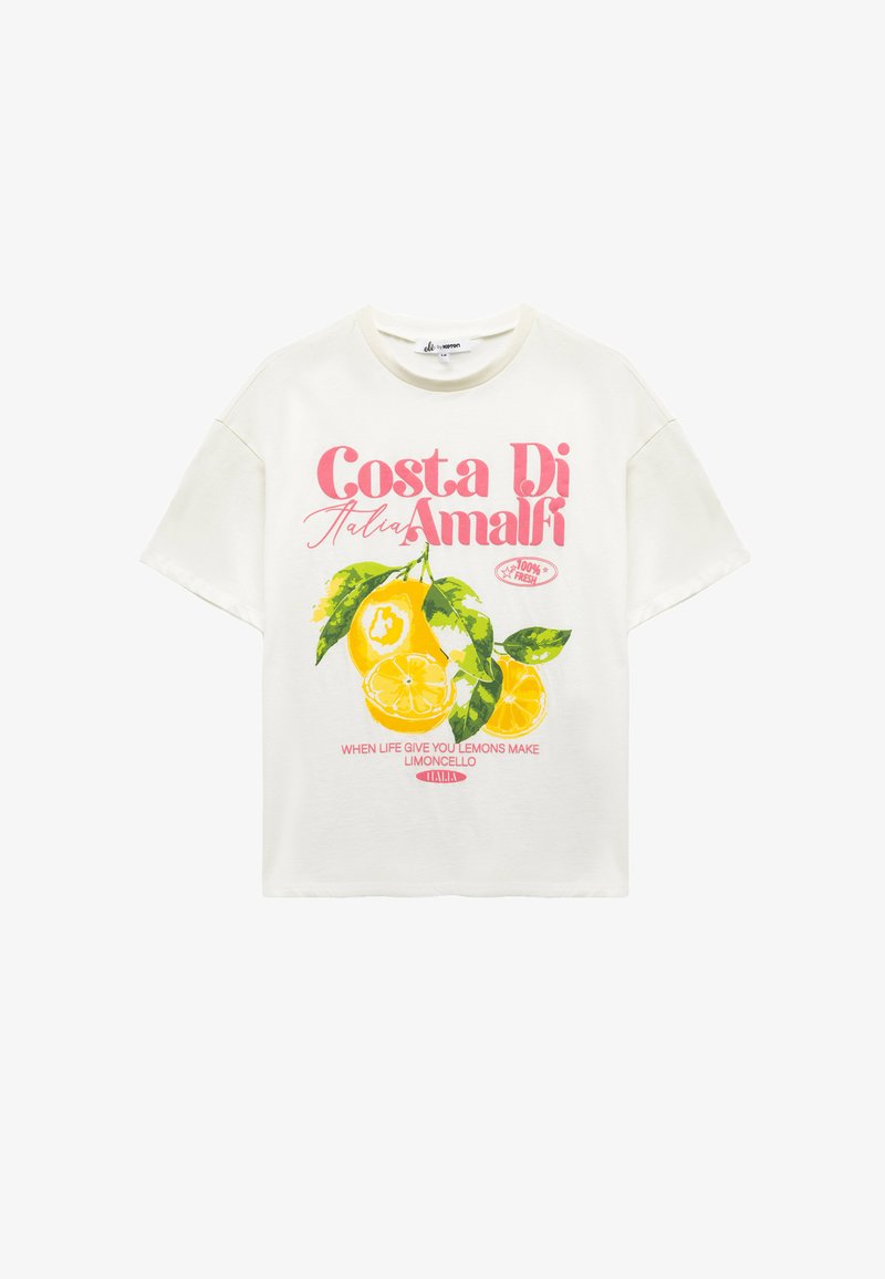 Hvid bomulds t-shirt med oversized pasform, med et grafisk tryk af citroner og tekst i pink og grøn. Korte ærmer og rund halsudskæring.