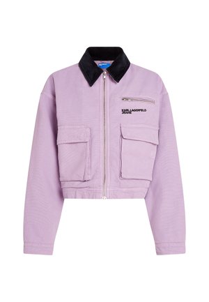 Veste lavande cropped en coton avec un col en velours côtelé noir, fermeture éclair à l'avant et deux poches plaquées à l'avant. Logo sur la poitrine.