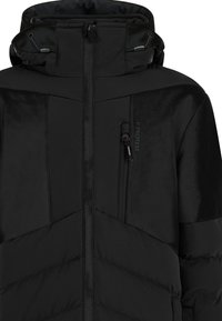Schwarze gepolsterte Jacke mit einer Reißverschlusstasche auf der Brust, Kapuze mit Kordelzug und einer Kombination aus matten und glänzenden Texturen. Steppnähte in Chevron-Muster.
