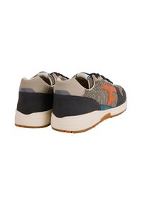 Sneakers da uomo con tomaia in tessuto intrecciato beige e grigio, logo arancione, suola ammortizzata e suola in gomma per la trazione.