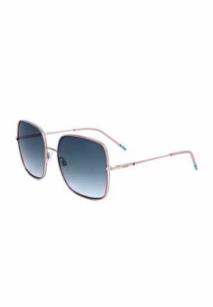 Occhiali da sole aviator quadrati con montatura sottile in metallo argento, lenti sfumate blu scuro e aste rosa con estremità turchesi, mostrati su sfondo bianco.