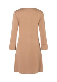 Langärmliges A-Linien-Kleid aus leichtem braunem Stoff, mit Rundhalsausschnitt und ausgestellt Bündchen, glatte Textur ohne Muster.