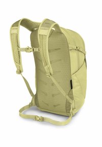 Mochila de tejido amarillo claro, con correas de hombro de malla acolchada, hebillas ajustables y un diseño estructurado con bolsillos laterales.