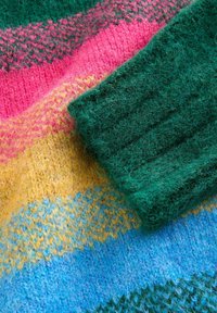 Strickpullover mit bunten horizontalen Streifen in Grün, Pink, Gelb und Blau. Strukturierter, weicher Stoff mit einem gerippten grünen Bündchen.