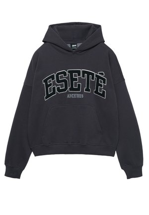 Ciemnoszara bluza z kapturem wykonana z miękkiej tkaniny. Na przodzie znajduje się duży napis "ESETÉ ARCHIVES" oraz pojemna przednia kieszeń. Regulowany kaptur.
